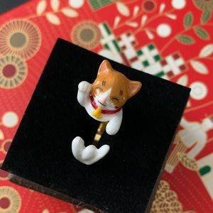 Adjustable ring. This cat is always with you, wrapped around your finger. 😻